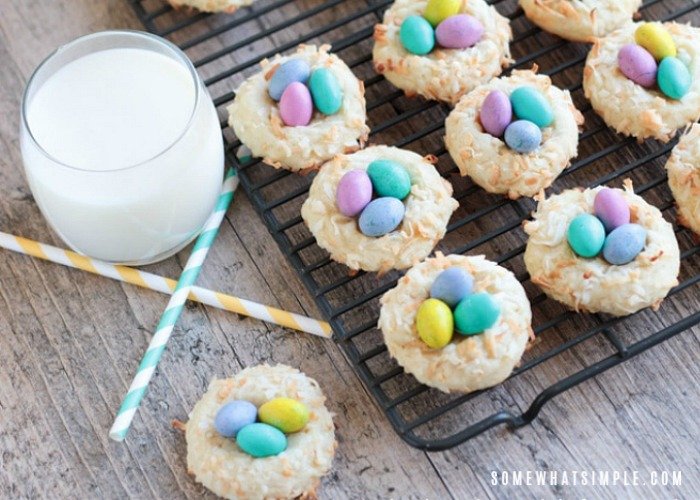 Birds Nest Cookies next to a glass of milk with two paper straws
