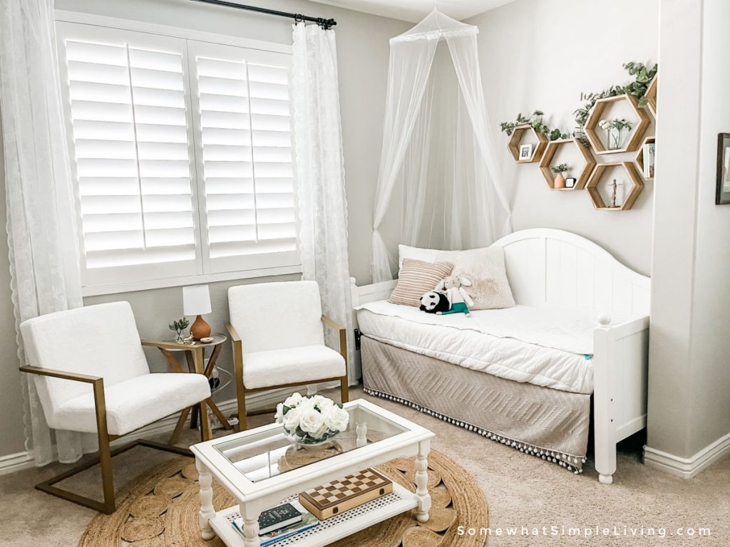 2 white chairs next to a white daybed