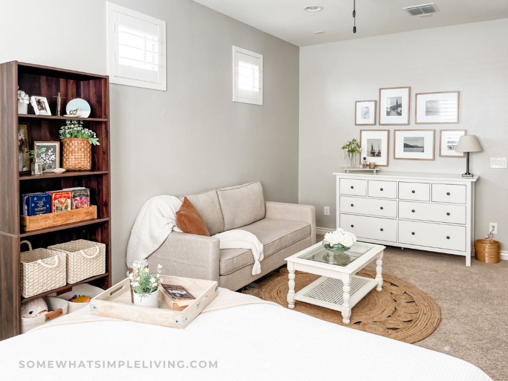 view of a sitting area in a preteen bedroom